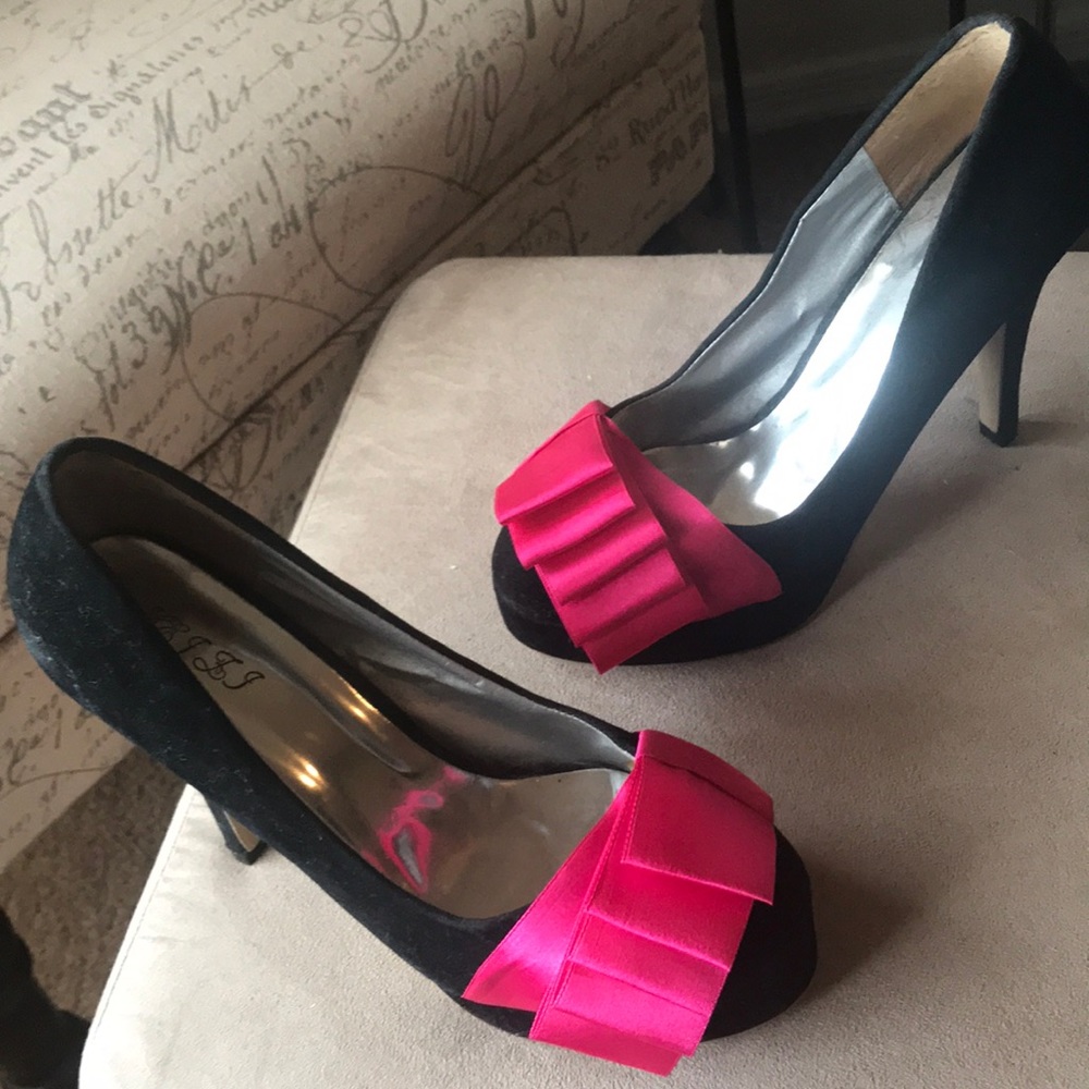 Black faux suede shoes with pink bow